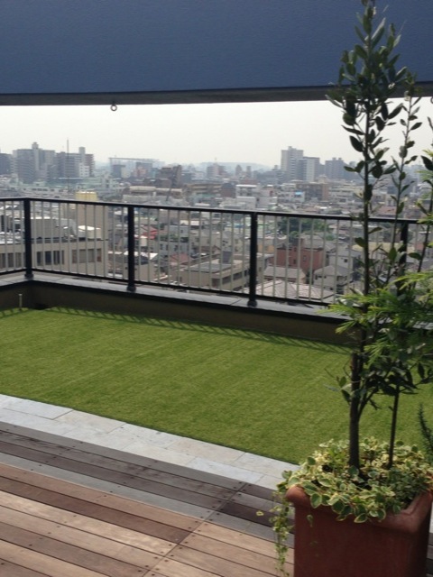 ベランダの人工芝は部屋が明るくなる 高品質のリアル人工芝無料サンプル 人工芝専門店 Field Magic