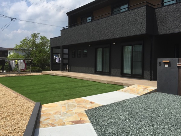 要注意 駐車場に人工芝は使ってはダメ 車の乗り入れしても大丈夫 リアル人工芝の販売 施工専門店 Field Magic 全国対応 無料サンプル有