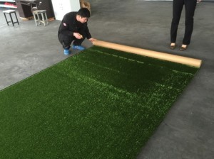 人工芝を敷く