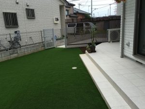 人工芝の庭